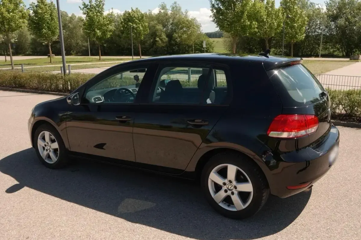 Gebraucht VW Golf VI 105 PS (77 kW) 2011 Schwarz Kleinwagen