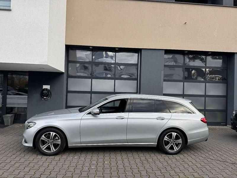 Gebraucht Mercedes E220 Avantgarde 194 PS (142 kW) 2019 Iridiumsilber Kombi