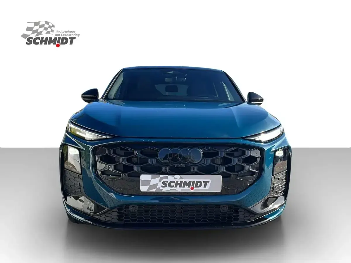 Neu Audi Q3 Sportback Sport 150 PS (110 kW) 2025 Malpeloblau metallic SUV