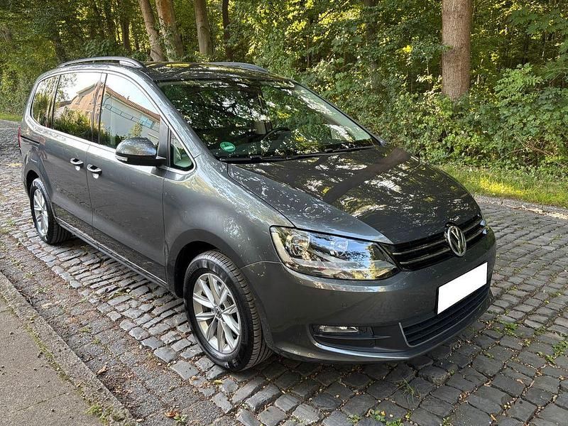 Grau Gebraucht 2015 VW Sharan Comfortline Van / Kleinbus | 20.850 € (Fairer Preis) - Bild 1/4