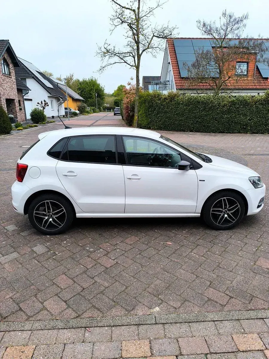 Gebraucht VW Polo 75 PS (55 kW) 2015 Weiß Limousine