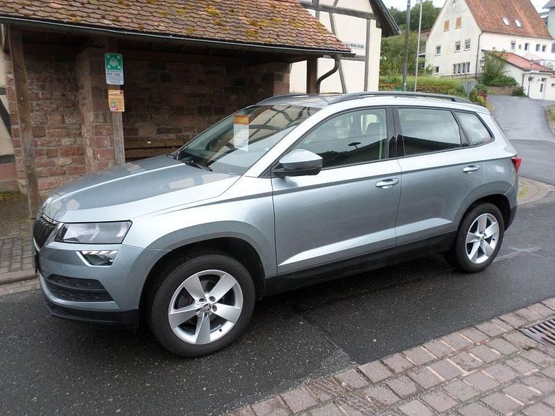 Grau Gebraucht 2020 Skoda Karoq Ambition SUV | 15.490 € (Guter Preis) - Bild 1/4