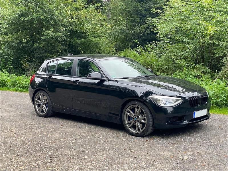 Schwarz Gebraucht 2012 BMW 114 Sport Line Kleinwagen | 9.990 € - Bild 1/4
