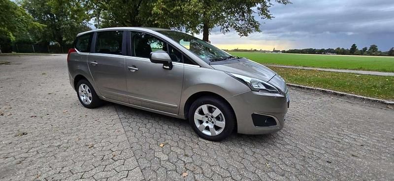 Gold Gebraucht 2016 Peugeot 5008 Style Kombi | 7.500 € (Etwas zu teuer) - Bild 1/4