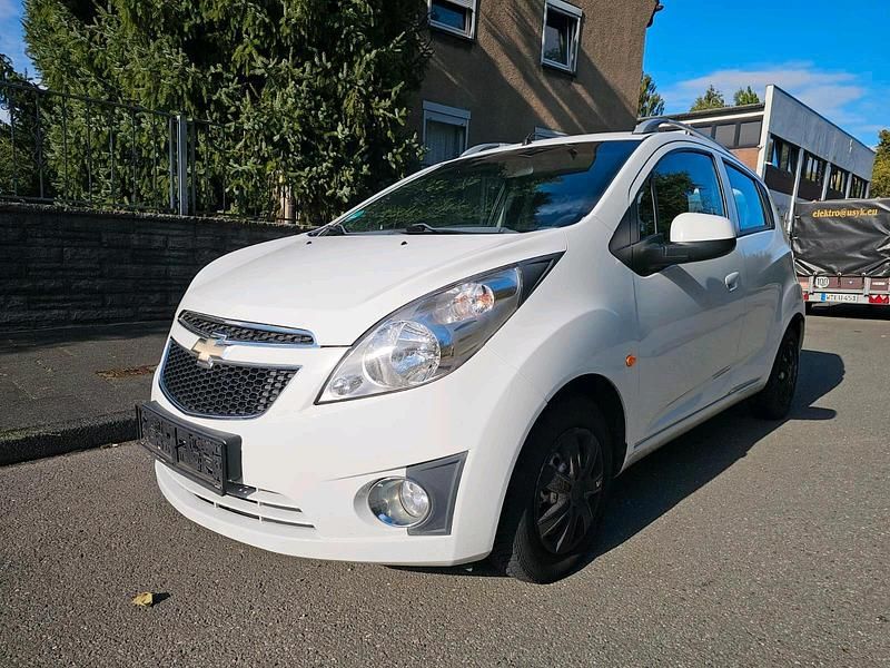 Weiß Gebraucht 2011 Chevrolet Spark Kleinwagen | 2.100 € (Fairer Preis) - Bild 1/4