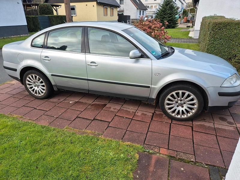 Silber Gebraucht 2001 VW Passat Limousine | 1.100 € (Superpreis) - Bild 1/4