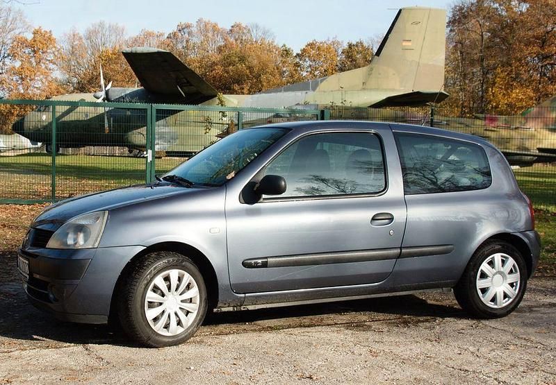 Grau Gebraucht 2005 Renault Clio II Authentique Limousine | 1.100 € (Fairer Preis) - Bild 1/4