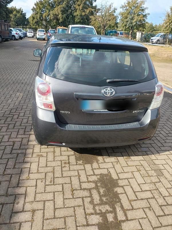 Gebraucht Toyota Verso 126 PS (92 kW) 2011 Grau Van / Kleinbus