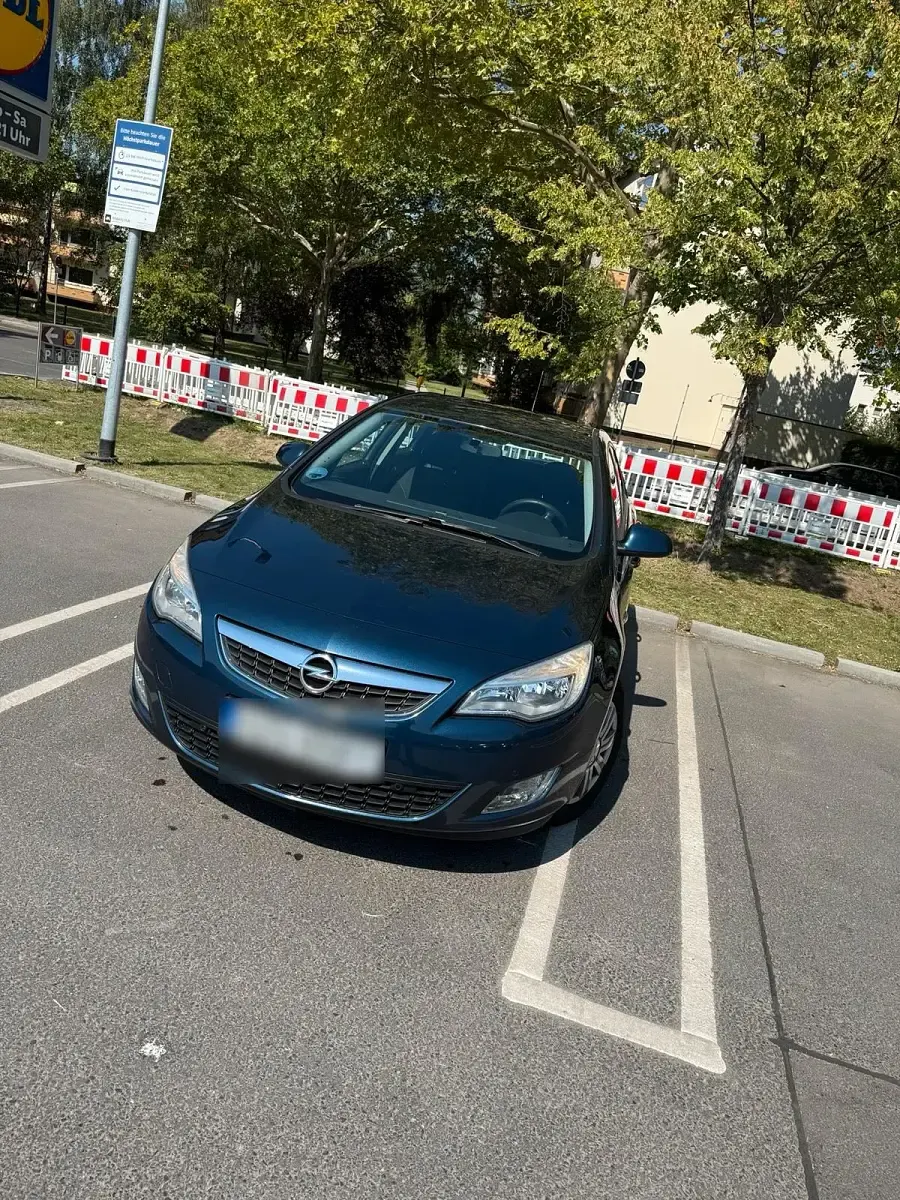Gebraucht Opel Astra 115 PS (84 kW) 2011 Blau Kleinwagen