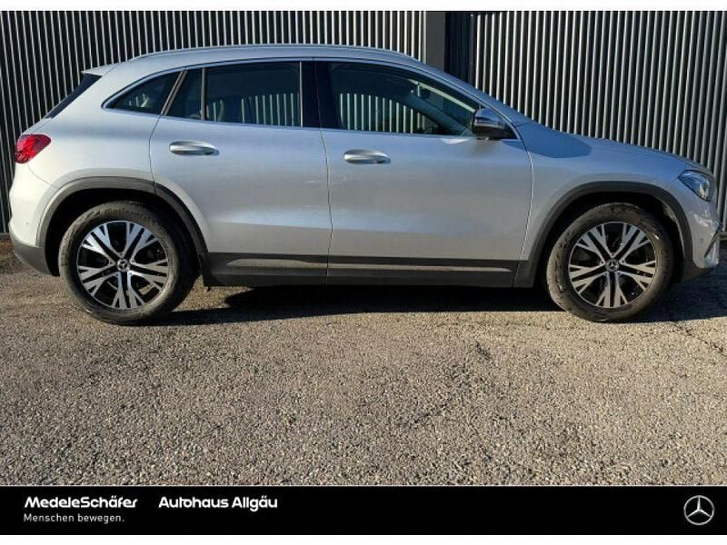 Gebraucht Mercedes GLA220 190 PS (139 kW) 2024 Lack hightechsilber (metallic) SUV