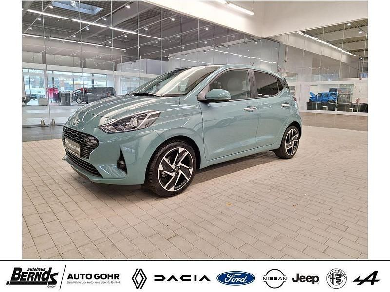 Mangrove green (metallic) Gebraucht 2024 Hyundai i10 Prime Kleinwagen | 16.450 € (Fairer Preis) - Bild 1/4