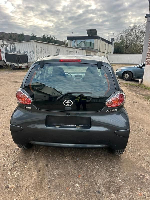 Gebraucht Toyota Aygo 68 PS (50 kW) 2011 Grau Kleinwagen