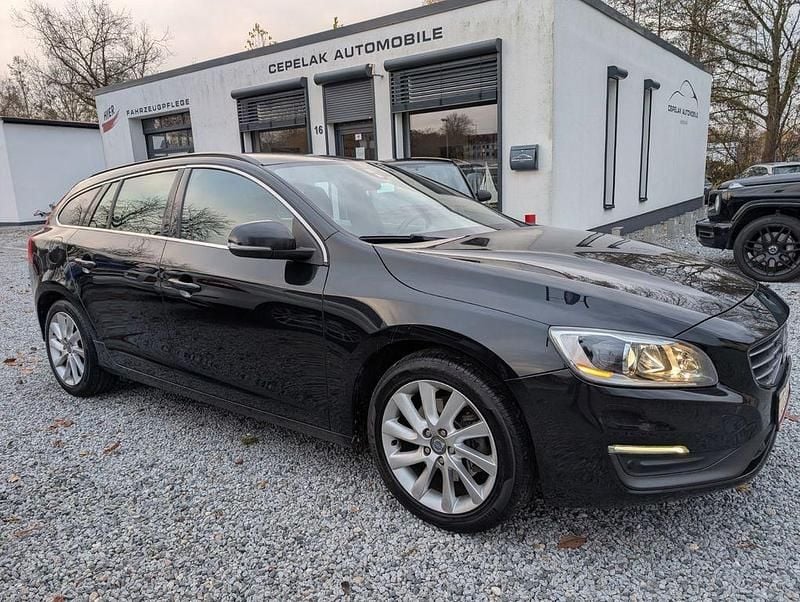 Schwarz Gebraucht 2014 Volvo V60 Momentum Kombi | 12.990 € (Fairer Preis) - Bild 1/4