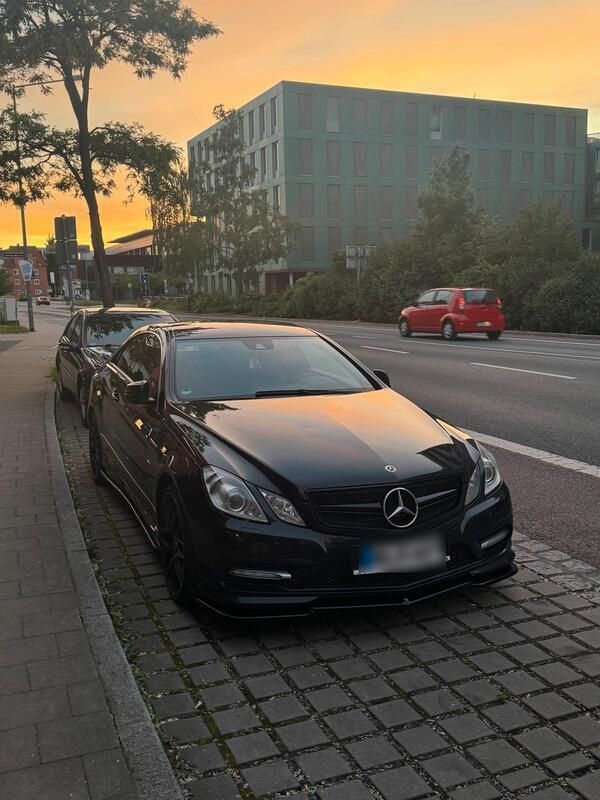 Schwarz Gebraucht 2012 Mercedes E350 Coupé | 8.500 € (Guter Preis) - Bild 1/4