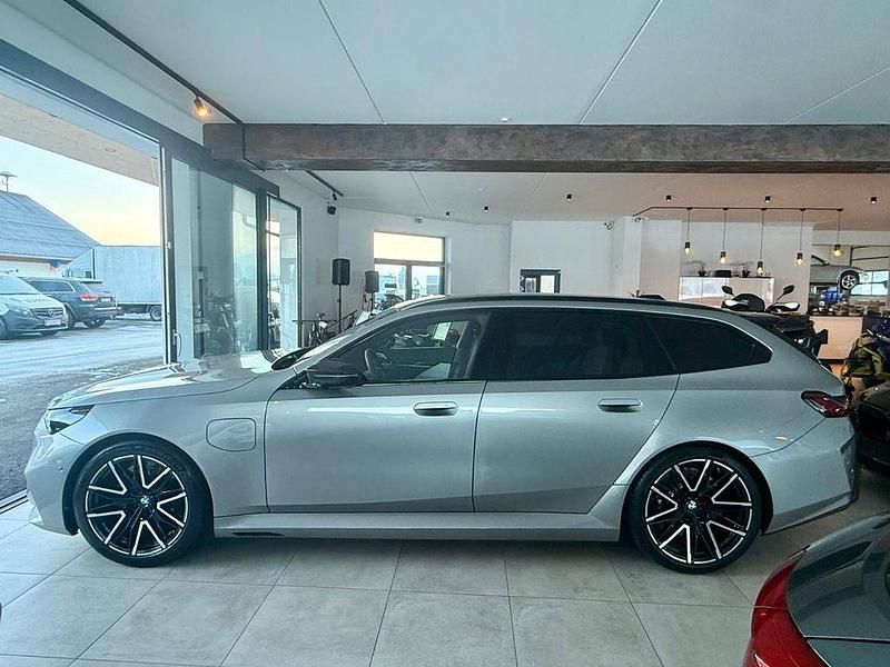 Używany BMW M5 Performance 585 KM (430 kW) 2025 Srebrny Kombi