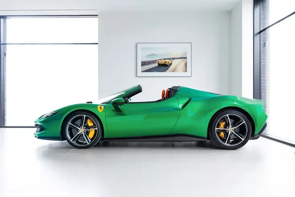 Neu Ferrari 296 2026 Grün Cabrio