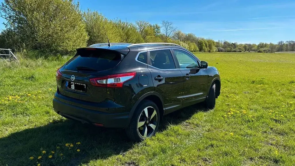 Gebraucht Nissan Qashqai N-Connecta 116 PS (85 kW) 2017 Schwarz SUV