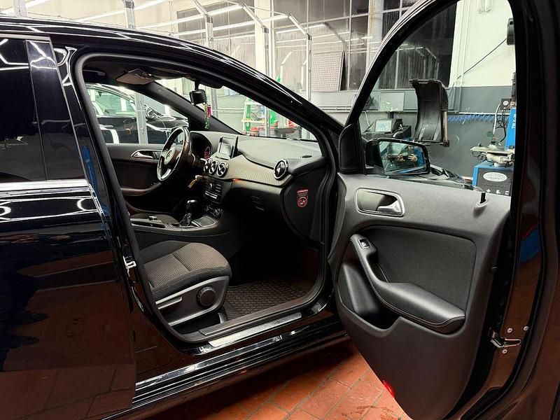 Gebraucht Mercedes B180 122 PS (89 kW) 2015 Schwarz Van / Kleinbus