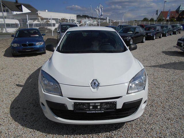 Gebraucht Renault Mégane 101 PS (74 kW) 2011 Weiß Limousine