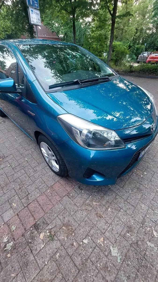 Gebraucht Toyota Yaris Hybrid 74 PS (54 kW) 2012 Blau Kleinwagen