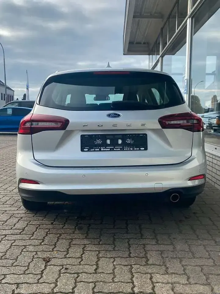Używany Ford Focus Titanium 125 KM (91 kW) 2023 Srebrny Sedan/Limuzyna