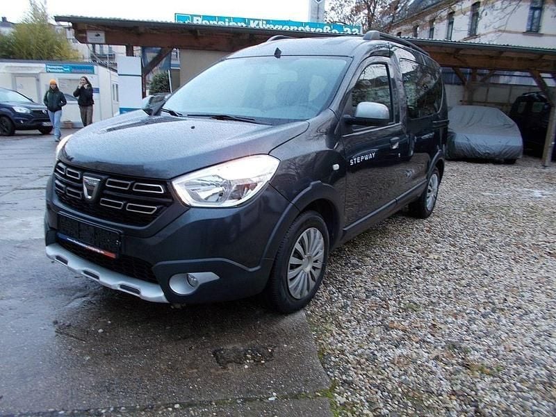Grau Gebraucht 2020 Dacia Dokker Stepway Van / Kleinbus | 11.490 € (Guter Preis) - Bild 1/4