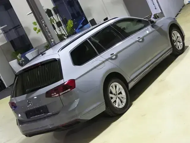 Gebraucht VW Passat 150 PS (110 kW) 2022 Mondsteingrau Kombi