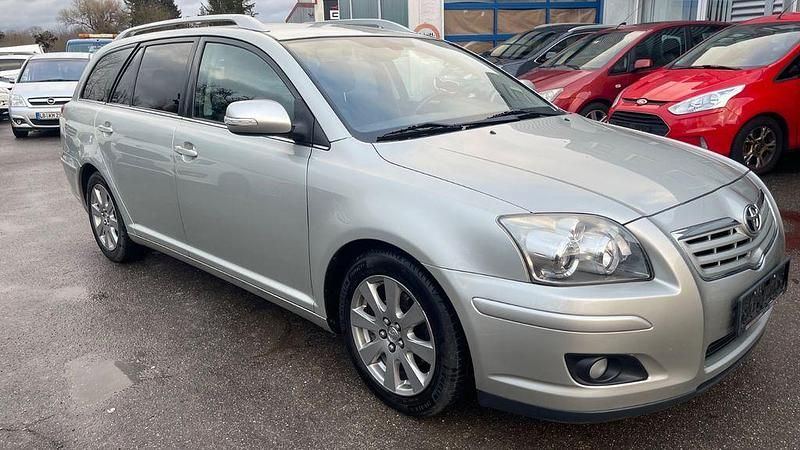 Gebraucht Toyota Avensis Team 129 PS (94 kW) 2009 Silber Kombi