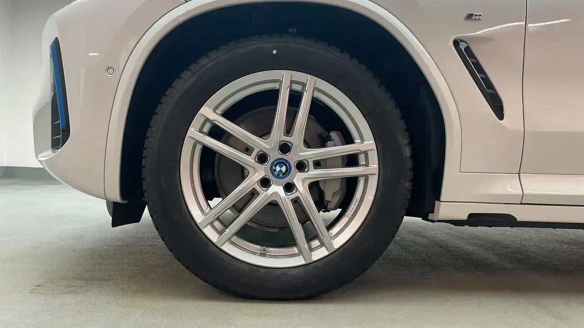 Gebraucht BMW iX3 Impressive 210 kW (286 PS) 2023 Mineralweiß metallic SUV