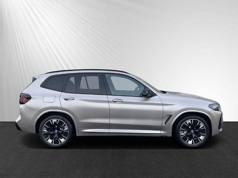 Gebraucht BMW iX3 Impressive 210 kW (286 PS) 2023 Kaschmirsilber SUV
