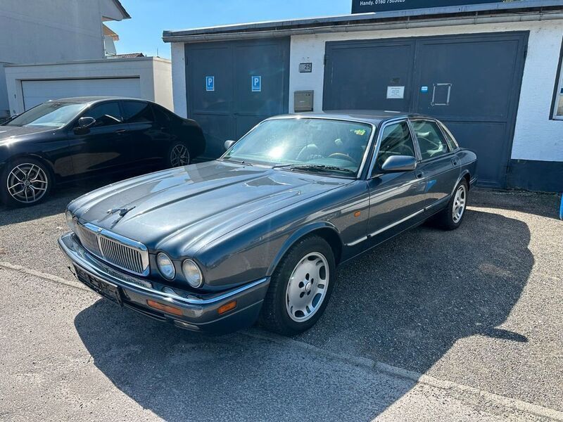 Grau Gebraucht 1996 Jaguar X300 Limousine | 6.899 € - Bild 1/4