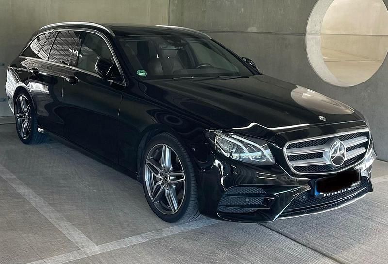 Schwarz Gebraucht 2019 Mercedes E300 AMG Kombi | 30.790 € (Fairer Preis) - Bild 1/4