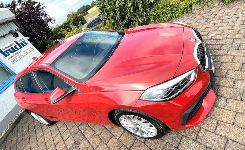 Melbournerot Gebraucht 2021 BMW 118 Advantage Kleinwagen | 15.990 € (Fairer Preis) - Bild 1/4