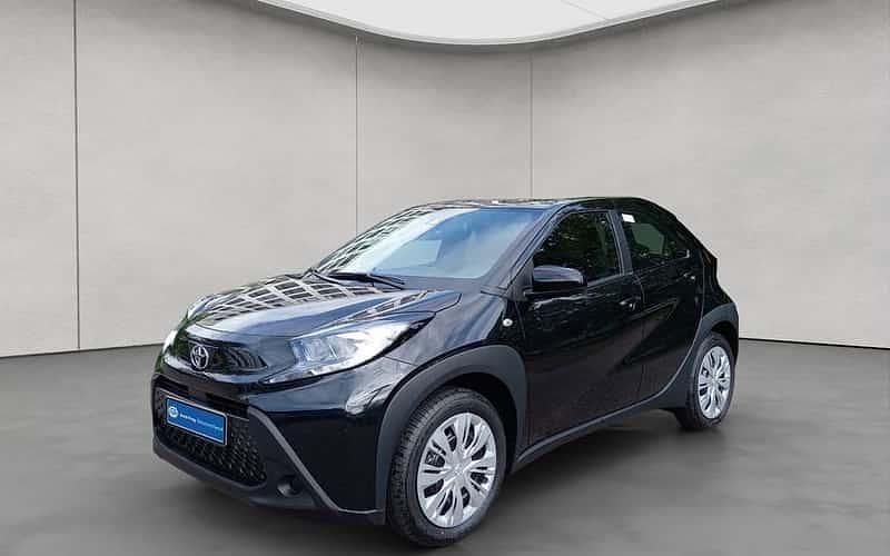 Chili red / night sky black Neu 2025 Toyota Aygo Business Edition Kleinwagen | 18.490 € - Bild 1/4