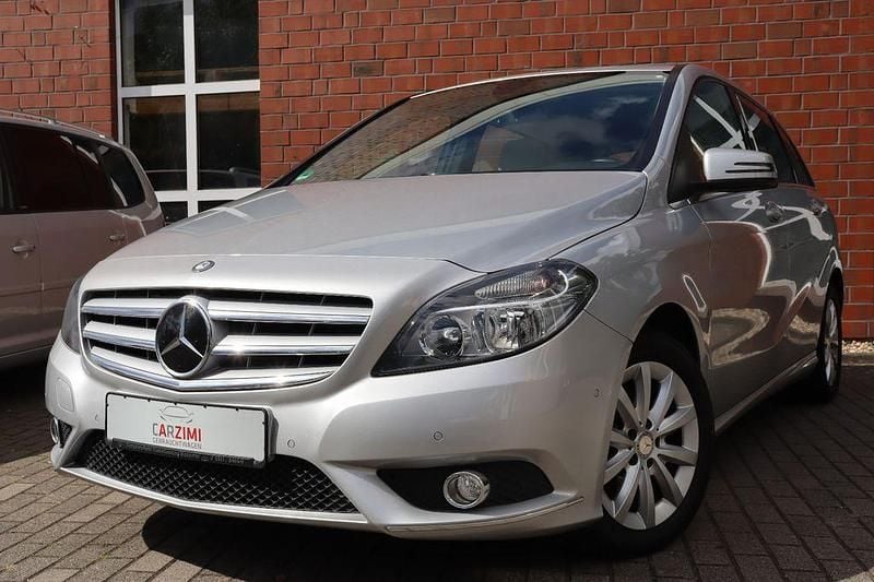Silber Gebraucht 2014 Mercedes B180 Van / Kleinbus | 11.490 € (Fairer Preis) - Bild 1/4