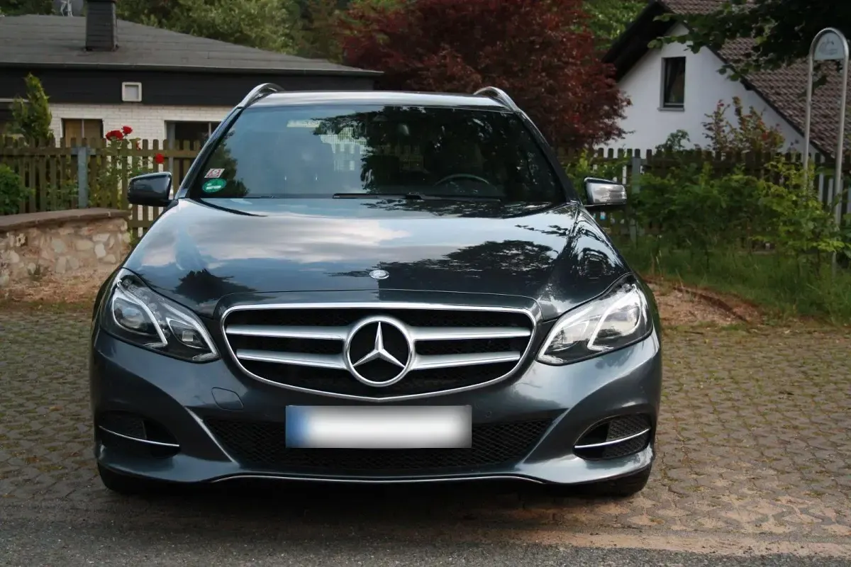 Gebraucht Mercedes E220 Avantgarde 170 PS (125 kW) 2015 Grau Kombi