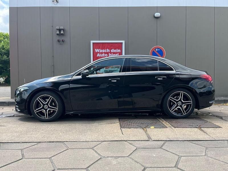 Schwarz Gebraucht 2019 Mercedes A200 AMG line Limousine | 21.500 € (Guter Preis) - Bild 1/4