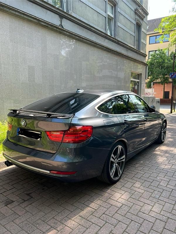 Schwarz Gebraucht 2014 BMW 330 Limousine | 11.900 € (Fairer Preis) - Bild 1/4