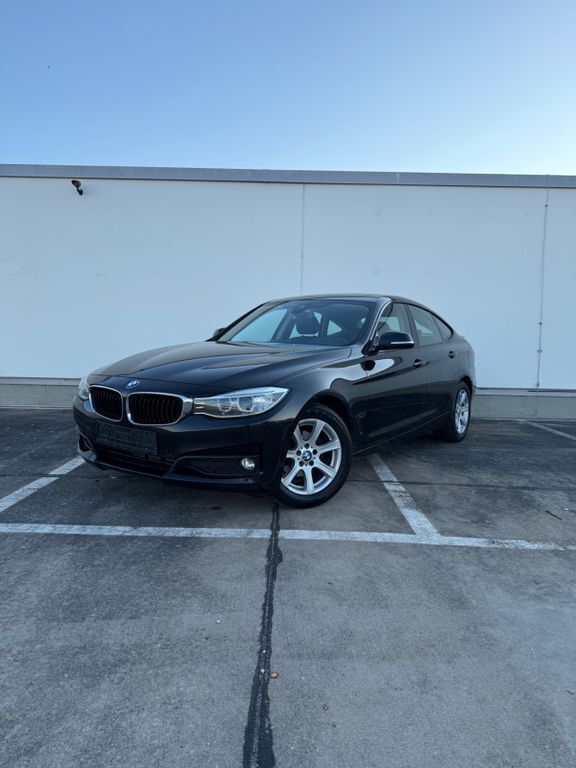 Schwarz Gebraucht 2013 BMW 318 Gran Turismo Comfort Edition Limousine | 11.950 € (Fairer Preis) - Bild 1/4
