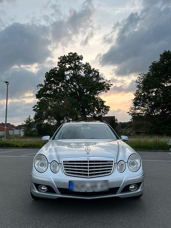 Silber Gebraucht 2006 Mercedes E220 Kombi | 4.500 € (Etwas zu teuer) - Bild 1/4