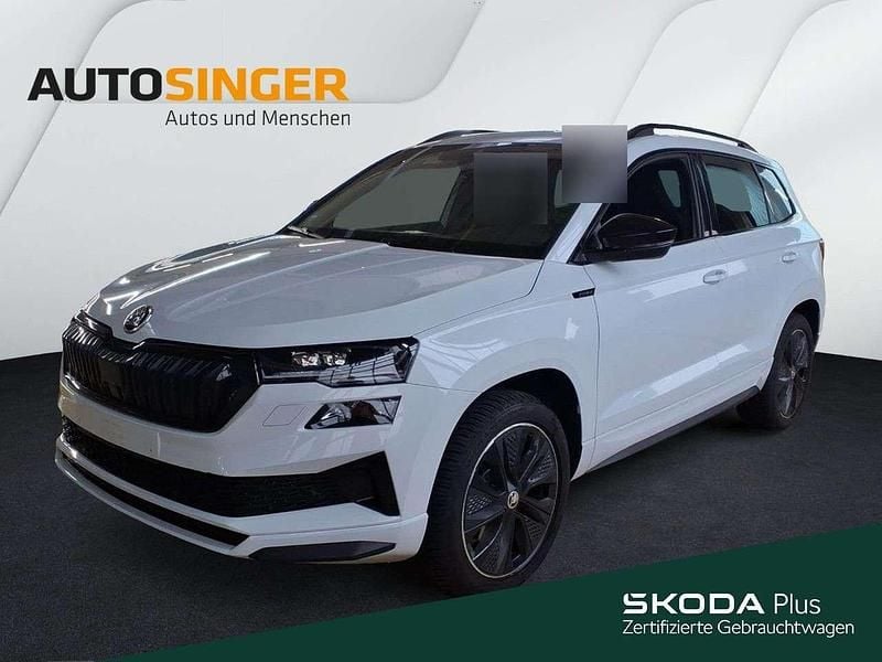 Moonweiss metallic Gebraucht 2025 Skoda Karoq SportLine SUV | 39.350 € (Fairer Preis) - Bild 1/4