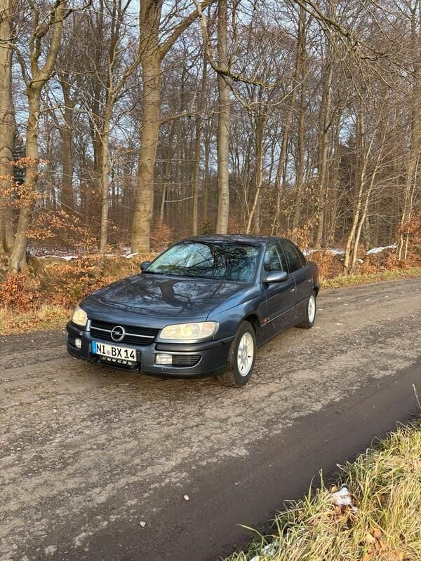 Grau Gebraucht 1997 Opel Omega Limousine | 1.000 € (Guter Preis) - Bild 1/4