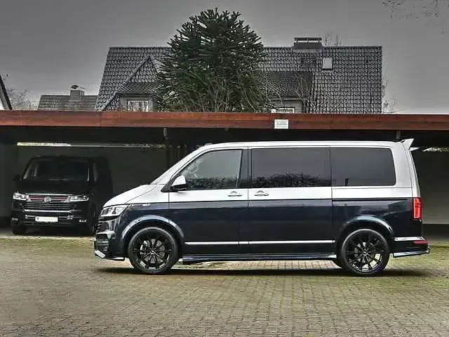 Gebraucht VW Multivan Sportline 230 PS (169 kW) 2024 Bicolor reflexsil./starlightbl Van / Kleinbus
