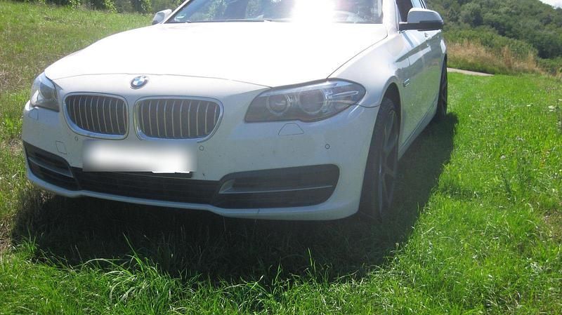 Weiß Gebraucht 2016 BMW 520 Luxury Line Kombi | 14.150 € (Guter Preis) - Bild 1/4