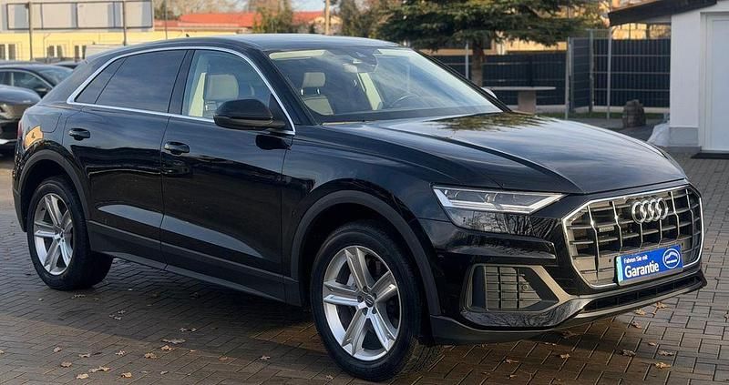 Gebraucht Audi Q8 Sport 231 PS (169 kW) 2020 Tiefschwarz SUV