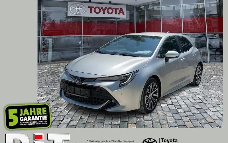 Precious silver Gebraucht 2023 Toyota Corolla Team Limousine | 24.490 € (Fairer Preis) - Bild 1/4
