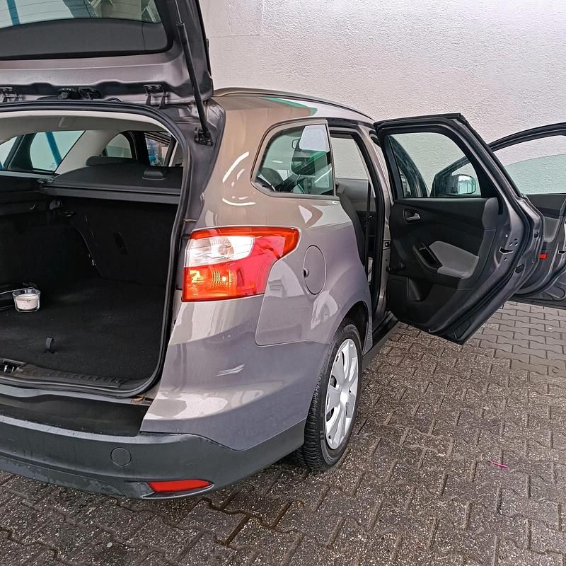 Gebraucht Ford Focus 125 PS (91 kW) 2014 Grau Kombi
