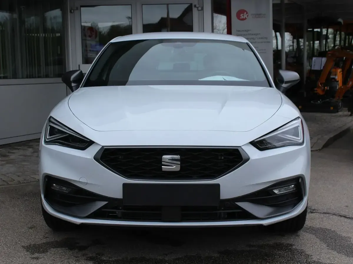 Neu Seat Leon FR 150 PS (110 kW) 2025 Weiß (nevada weiß) grau (stoff) Limousine