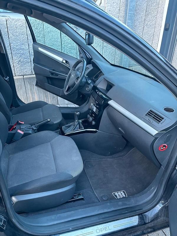 Gebraucht Opel Astra 116 PS (85 kW) 2010 Schwarz Kombi