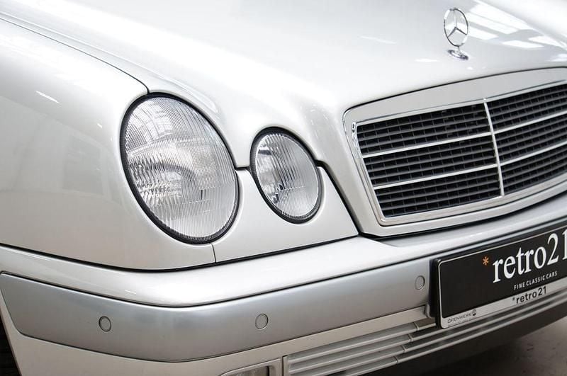 Gebraucht Mercedes E220 Classic 125 PS (91 kW) 1999 Silber Limousine
